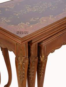 ชุดโต๊ะไม้แบบซ้อนกันสไตล์คลาสสิก พร้อมงานศิลปะตกแต่งสีทองและขาโค้งหรูหราสำหรับตกแต่งบ้านอย่างมีระดับ - Product Image 4