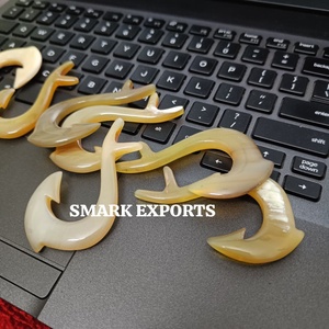 Pendentif hameçon en corne de buffle naturel composant de bijoux sculpté à la main idéal pour les colliers accessoire de style traditionnel unique - Product Image 2