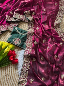 Sari de créateur avec broderie dorée, travail Dori et diamants Zarkan sur toute la bordure et les motifs, accompagné d'un chemisier contrastant - Product Image 5