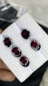 ชุดอัญมณีโรโดไลต์การ์เนตธรรมชาติทรงรีขนาด 9x7 มม. 5 เม็ด คุณภาพสีเยี่ยม น้ำหนัก 11.22 กะรัต ได้รับการรับรอง - Product Image 4
