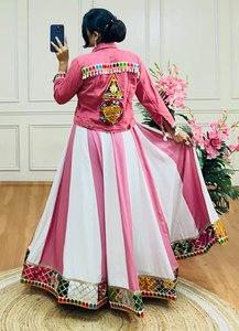ยกระดับสไตล์ navratri ของคุณด้วยเสื้อแจ็กเก็ตผ้ายีนส์ผ้าเรยอนบริสุทธิ์และเสื้อแจ็กเก็ตทำงานลายปักอย่างประณีต - Product Image 3