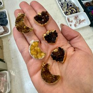 Colgantes de Citrino en Forma de Corazón y Luna, Artesanías de Piedras Semipreciosas - Product Image 1