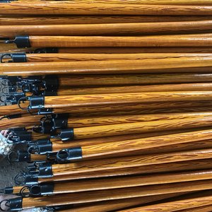 Palo de escoba de madera de grano vietnamita, fabricante al por mayor, máquina de fabricación de mango, palo de escoba de plástico de 120cm de longitud - Product Image 2