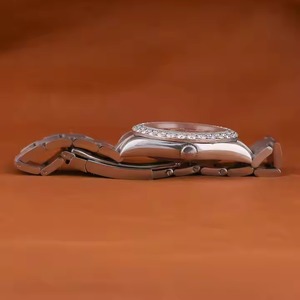 Montre en diamant Moissanite unisexe de haute qualité VVS Unique cadran analogique rouge élégant bande en acier inoxydable de qualité supérieure résistante à l'eau - Product Image 5