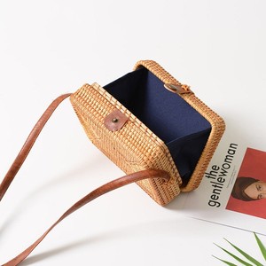 Bandolera de mimbre rectangular hecha a mano para mujer, bolso bohemio tejido a mano Bali, con correas de hombro de cuero Natural - Product Image 3