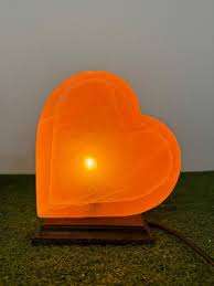 Mini lampe au sel de l'Himalaya élégante en forme de coeur faite à la main veilleuse sophistiquée sculptée artisanat naturel pour la maison sophistiquée - Product Image 5