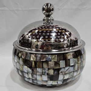 Cazuela de nácar de estilo árabe, ideal para servir comidas calientes con estilo y función - Product Image 1