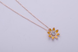 Collier pendentif de luxe en émail à motif floral avec pierre centrale cultivée en laboratoire, en or jaune/rose/blanc 18 carats plaqué rhodium - Product Image 4
