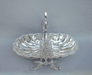 Boîte à biscuits pliante plaquée argent Chauffe-biscuits en métal fabriqué à la main Chauffe-chignon Stand Décoration intérieure de luxe Cadeau de mariage à collectionner - Product Image 3