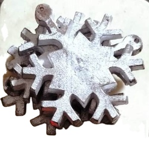 Los últimos productos de decoración navideña como copos de nieve en aluminio en bruto colgantes utilizados como adornos en el árbol de Navidad y la decoración del hogar - Product Image 1
