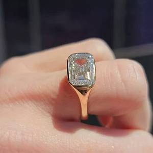 Bague de fiançailles en diamant de laboratoire taille émeraude, sertie en clos est-ouest, certifiée IGI, pour femme - Product Image 2