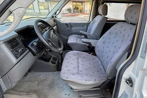 Camper Euro Van MV d'occasion, construit par Winnebago, avec toit relevable - Product Image 4