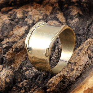 Anillo minimalista de Latón chapado en oro de 18 quilates hecho a mano, joyería ligera y versátil para todas las ocasiones con diseño de superficie plana - Product Image 1