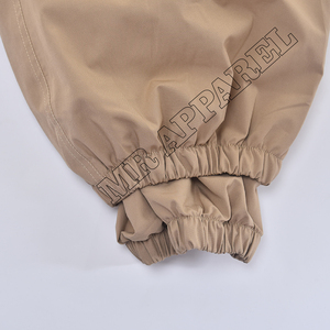 Pantalon de neige ample beige classique avec cordon de serrage, passants pour ceinture, poches cargo, évents, bas élastiques et logo personnalisé - Product Image 6