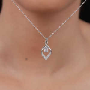 GIVA Jewelry's Silver Bling Queen Colgante con cadena de eslabones Elegante collar de diamantes - Product Image 1