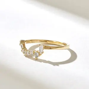 独特设计的14k黄金实验室种植的法棍钻石弯曲结婚戒指，供印度出口商销售