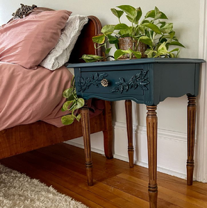 Table de chevet classique avec une finition peinte en vert clair et un dessus en bois naturel. Deux tiroirs fonctionnels, à des prix de gros. - Product Image 5