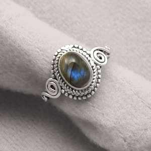 Bague classique en argent sterling 925 oxydé avec pierre précieuse labradorite sertie en bélière, belle bague de fiançailles de style bohème - Product Image 3