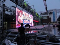 Pantalla LED de alquiler para exteriores de gran tamaño, alta frecuencia de actualización de 3840Hz, video wall LED a todo color para transmisiones en vivo de eventos deportivos al aire libre.