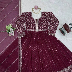 Hilo de Georgette de imitación de diseñador tradicional con trabajo de secuencia Anarkali Top con Secuencia de Georgette de imitación bordada Dupatta - Product Image 2