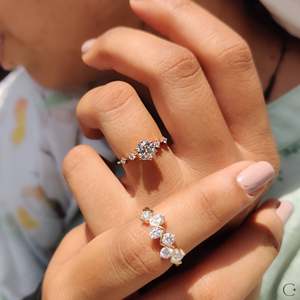 Anillo de Compromiso con 5 Diamantes de Corte Redondo - Product Image 4
