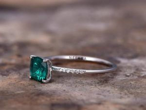 Bague émeraude de laboratoire en forme de coussin fabriquée à la main en argent sterling 925 couleur verte bague de fiançailles coupe coussin - Product Image 3