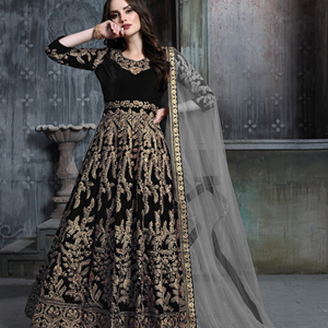 Dernière robe de mariée pour femmes en velours lourd avec bordure lourde en filet, design de créateur - Product Image 1