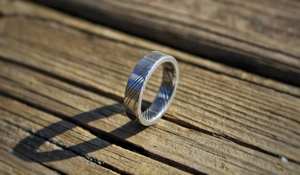 Anillo de acero de Damasco hecho a mano Diseños únicos personalizados Hoja de grado de acero inoxidable de estilo clásico Soporte OEM para su gran día - Product Image 5