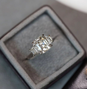 Bague de trilogie de luxe Asscher Cut avec côtés trapézoïdaux coupés à la main 4.7 carats Moissanite Bague de mariage de style célébrité faite à la main - Product Image 6