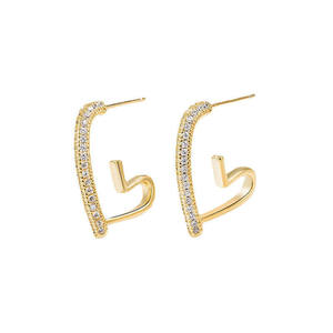 Boucles d'oreilles créoles ouvertes en forme de cœur tendance plaquées or jaune 14 carats avec accents de strass, diamant de laboratoire, port décontracté et fêtes - Product Image 1