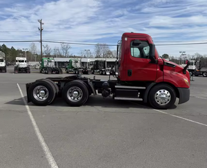 Very Clean Used 2020 <b>Freightliners</b> Cascadias 116 Sleeper Semi <b>Truck</b> 60 Integral Sleeper 450HP Automatic - Product Image 2