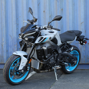 Moto sportive Yamaha MT-10 avec un design agressif, un cadre léger et une accélération réactive pour la conduite urbaine - Product Image 1