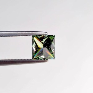 Diamante de corte princesa de 2 quilates, color verde intenso, cultivado en laboratorio para la fabricación de anillos, certificado por IGI, diamante suelto CVD, fabricante de la India. - Product Image 4