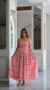 Nouveauté, robe mi-longue mi-longue à épaules dénudées et à imprimé floral en coton et lin pour femmes, lavable et durable, avec logo au dos - Product Image 4