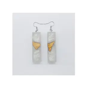 Boucles d'oreilles pendantes pour femmes en bois et résine de haute qualité, styles tendance avec perle et pierre de diamant par ABDUL REHMAN ENTERPRISES - Product Image 2