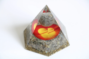 Pyramide d'orgone en Labradorite avec boule de Labradorite Pyramide d'orgonite hexagonale d'agate de Muntaha - Product Image 3