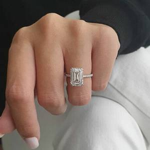 Bague solitaire faite à la main 5.34 CT taille émeraude avec double griffes Halo invisible et demi-bande d'éternité de style cathédrale - Product Image 3