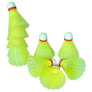 Vente en gros plastique navette coq couleur verte badminton nylon/plastique volant par Standard International