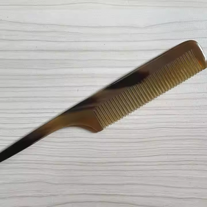 Peigne en corne naturelle noir en promotion pour salon et usage domestique, gravé, par Crescent Crafts - Product Image 3