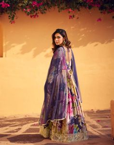 ชุด Rani Anarkali ที่สง่างามประดับด้วยลวดลายที่หรูหราสำหรับการเฉลิมฉลองทางวัฒนธรรมสำหรับการส่งออกขายในราคาประหยัด