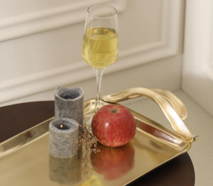 ถาดเสิร์ฟทองเหลืองทำมือสุดหรู คุณภาพระดับเชิงพาณิชย์ พร้อมหูจับรูปใบไม้ ดีไซน์สวยงาม เป็นมิตรต่อสิ่งแวดล้อม เหมาะสำหรับเสิร์ฟขนมและเครื่องดื่ม - Product Image 3