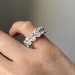 Alliance de mariage éternelle en or blanc 14K/18K avec émeraude et diamant ovale de laboratoire cultivé Provence Gem EF VS2+ 5x7MM - Product Image 3