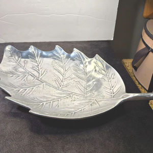 Plat à feuilles en métal antique Forme artistique Parfait pour les restaurants de maisons classiques et la décoration de table de banquet - Product Image 1