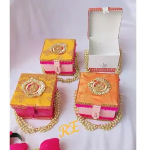 Nouvel arrivage traditionnel décoratif de mariage Gota Patti travail avec suspendu boîte-cadeau doux pour faveur de mariage boîte-cadeau retour cadeau