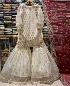 ชุดแม็กซี่เดรสหรูสำหรับผู้หญิงดีไซน์ในโอกาสพิเศษพร้อม Zari dabka งานหินคอลเลกชันแฟนซีสำหรับผู้หญิง - Product Image 6