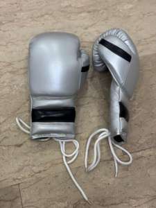 Gants de boxe sur mesure fabriqués en cuir de vache véritable, disponibles en tailles 6oz, 8oz, 10oz, 12oz, 14oz, 16oz, avec couleurs personnalisées - Product Image 5