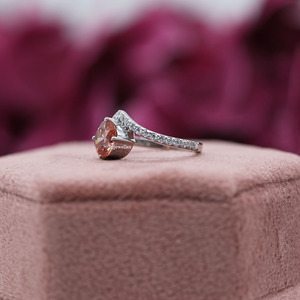 Lujoso anillo de compromiso de oro sólido de 10K para mujer, Diamante cultivado en laboratorio de corte redondo con configuración de pavé, certificado IGI - Product Image 2
