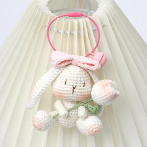 Muñeca colgante de conejo de algodón de dibujos animados, tejida a mano con ganchillo, estilo retro, con diseño de cuadros, acabado de punto, China - Product Image 3