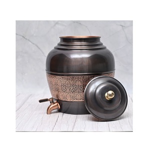 Baril distributeur d'eau en cuivre traditionnel avec robinet lisse offrant de l'eau naturelle fraîche pour un usage domestique quotidien - Product Image 1