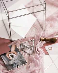 Boîte à bagues en verre en forme de triangle Organisateur de bijoux en verre et métal Cadre polonais antique pour fiançailles de mariage d'anniversaire - Product Image 4